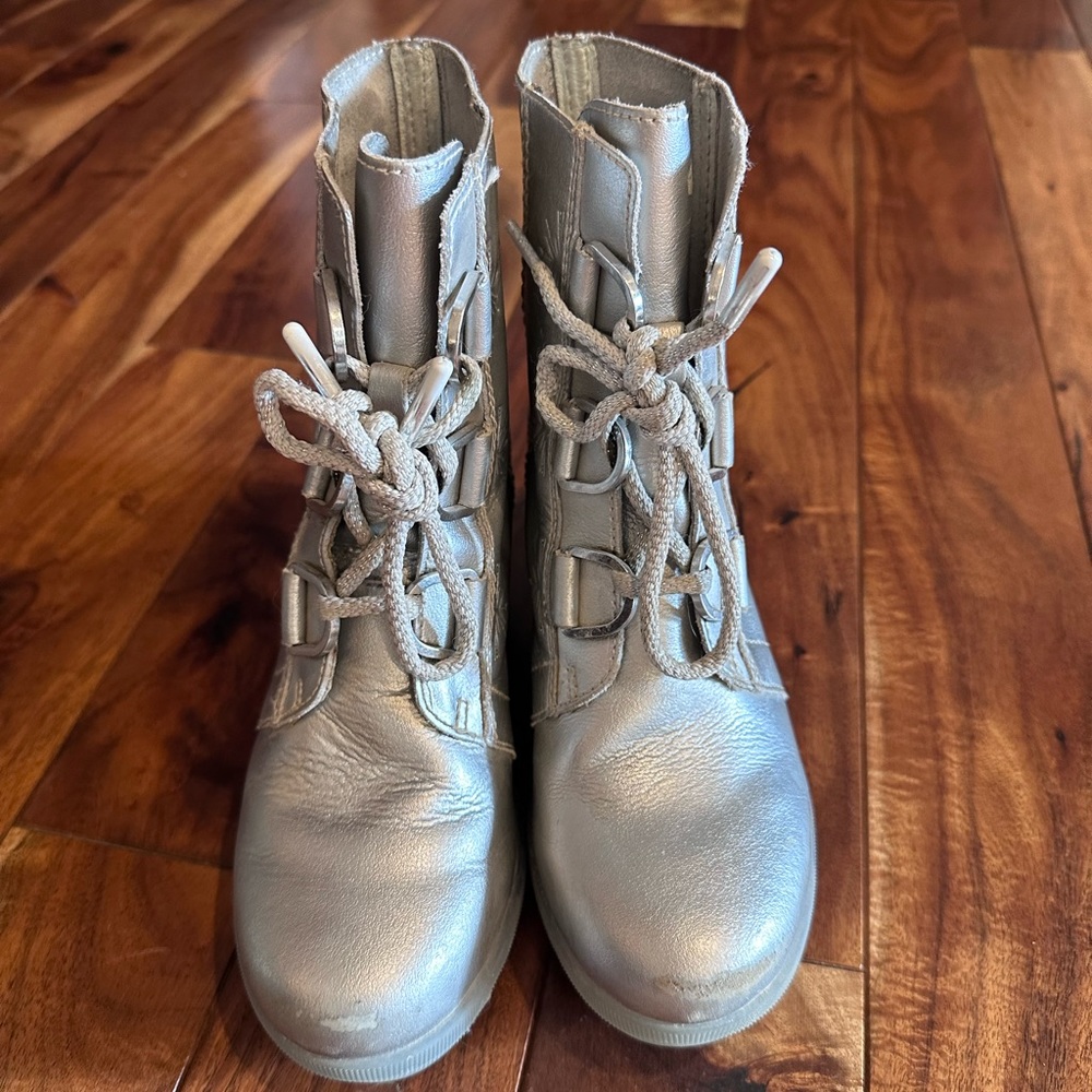 Sorel x Disney Frozen Joan of Arctic wedge boots size 3 girls
